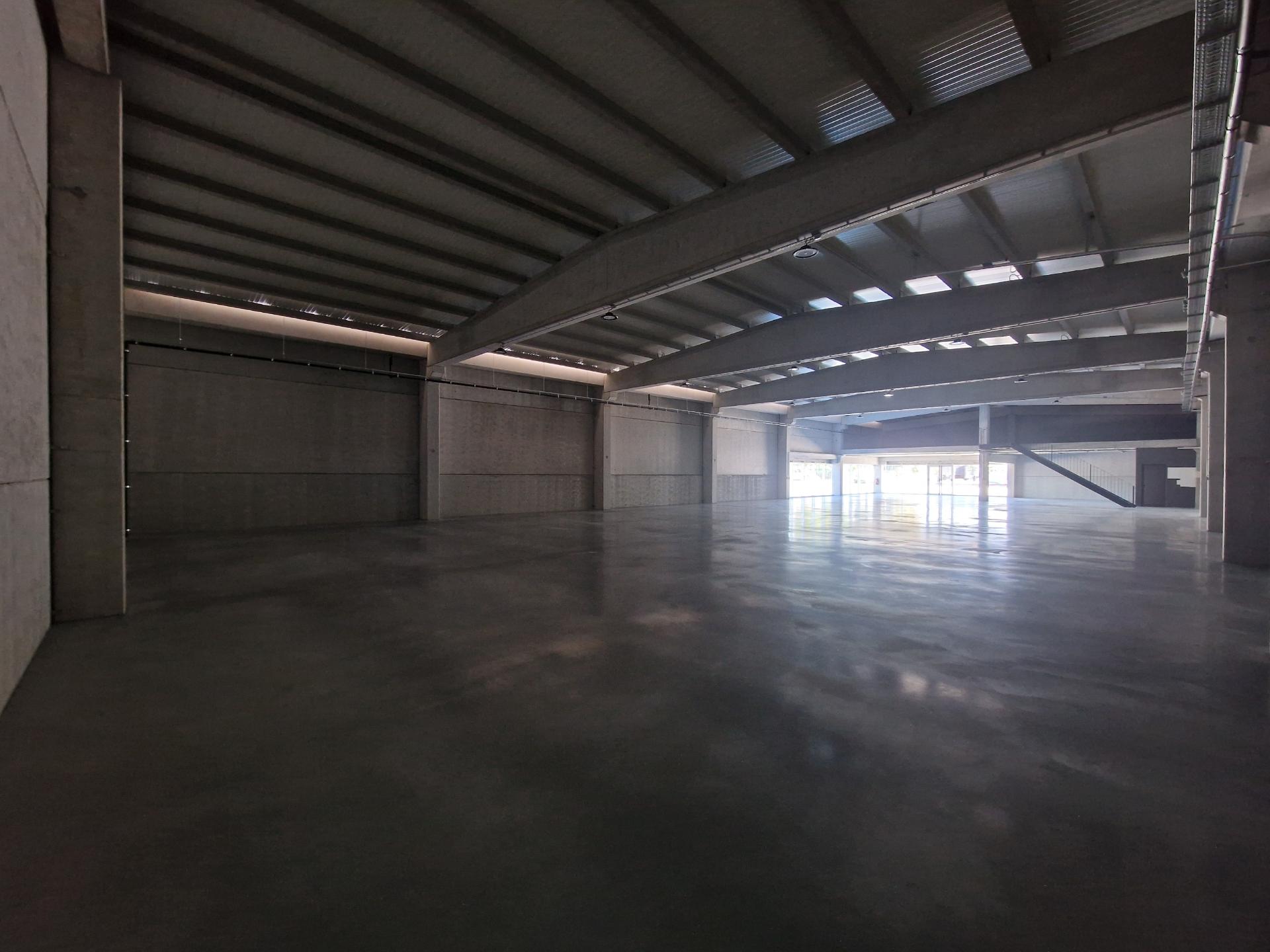 Armazém novo com 2 pisos e cais junto à Zona Industrial de Vila Real