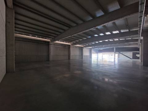 Armazém novo com 2 pisos e cais junto à Zona Industrial de Vila Real