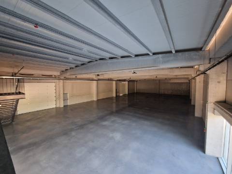 Armazém novo com 2 pisos e cais junto à Zona Industrial de Vila Real