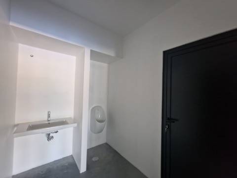 Armazém novo com 2 pisos e cais junto à Zona Industrial de Vila Real