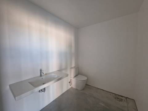 Armazém novo com 2 pisos e cais junto à Zona Industrial de Vila Real