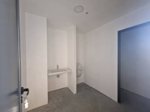 Armazém novo com 2 pisos e cais junto à Zona Industrial de Vila Real