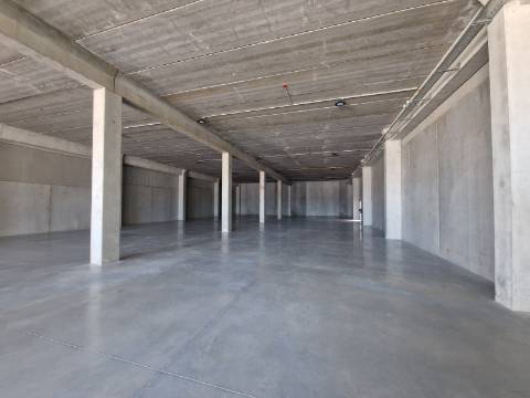 Armazém novo com 2 pisos e cais junto à Zona Industrial de Vila Real