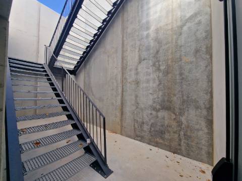 Armazém novo com 2 pisos e cais junto à Zona Industrial de Vila Real