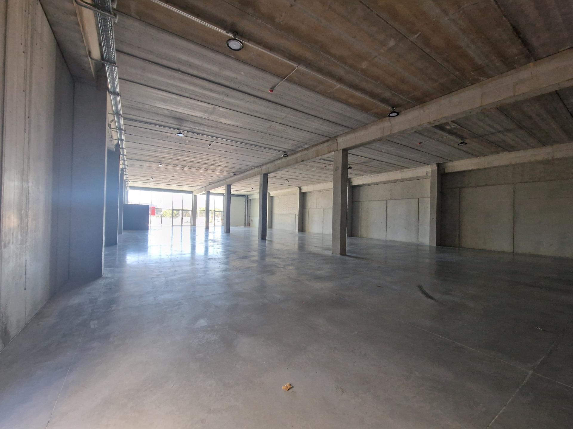 Armazém novo de 789 m2 junto à Zona Industrial de Vila Real