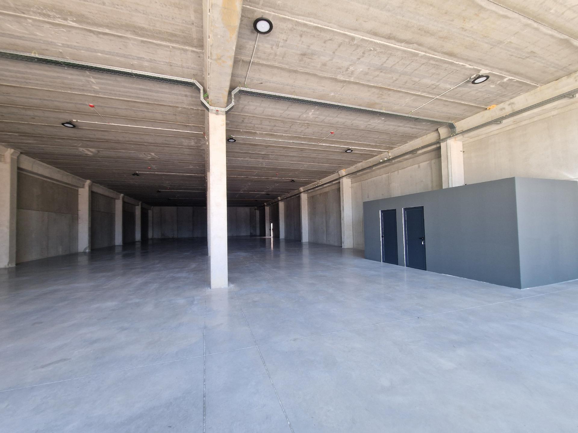 Armazém novo de 789 m2 junto à Zona Industrial de Vila Real