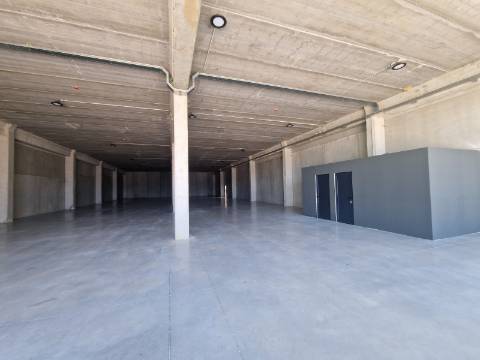 Armazém novo de 789 m2 junto à Zona Industrial de Vila Real