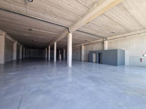 Loja nova de 789 m2 junto à Zona Industrial de Vila Real