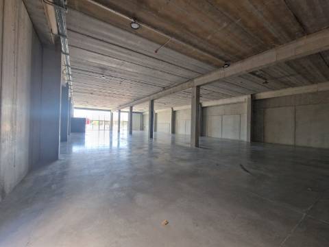 Loja nova de 789 m2 junto à Zona Industrial de Vila Real