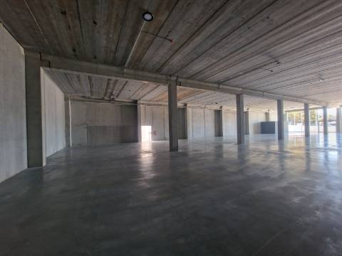 Loja nova de 789 m2 junto à Zona Industrial de Vila Real