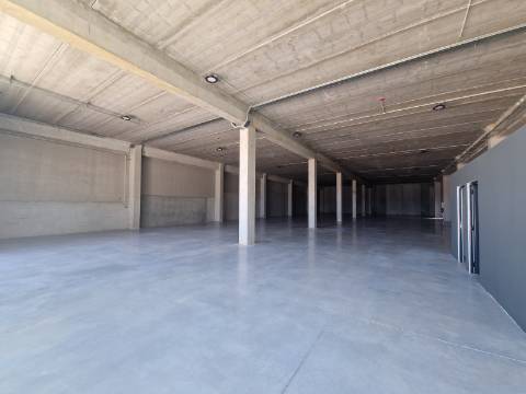 Loja nova de 789 m2 junto à Zona Industrial de Vila Real