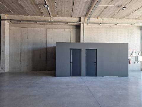 Loja nova de 789 m2 junto à Zona Industrial de Vila Real