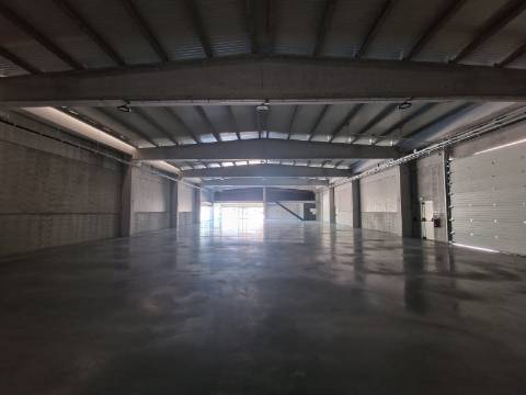 Loja nova com 2 pisos e cais junto à Zona Industrial de Vila Real