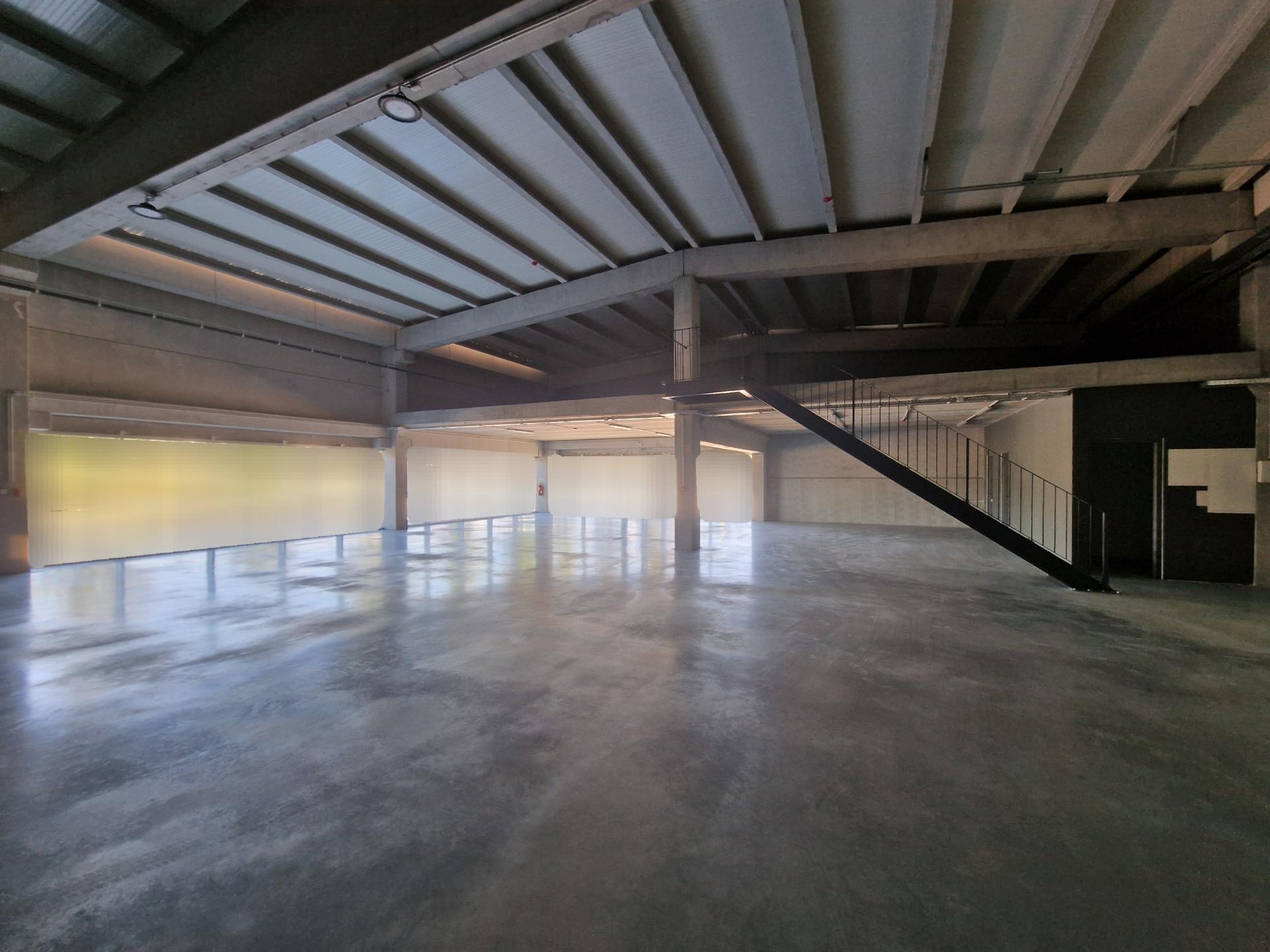 Armazém novo de 930 m2, com cais junto à Zona Industrial de Vila Real