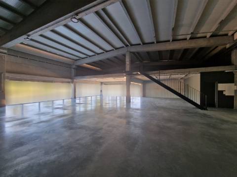 Armazém novo de 930 m2, com cais junto à Zona Industrial de Vila Real