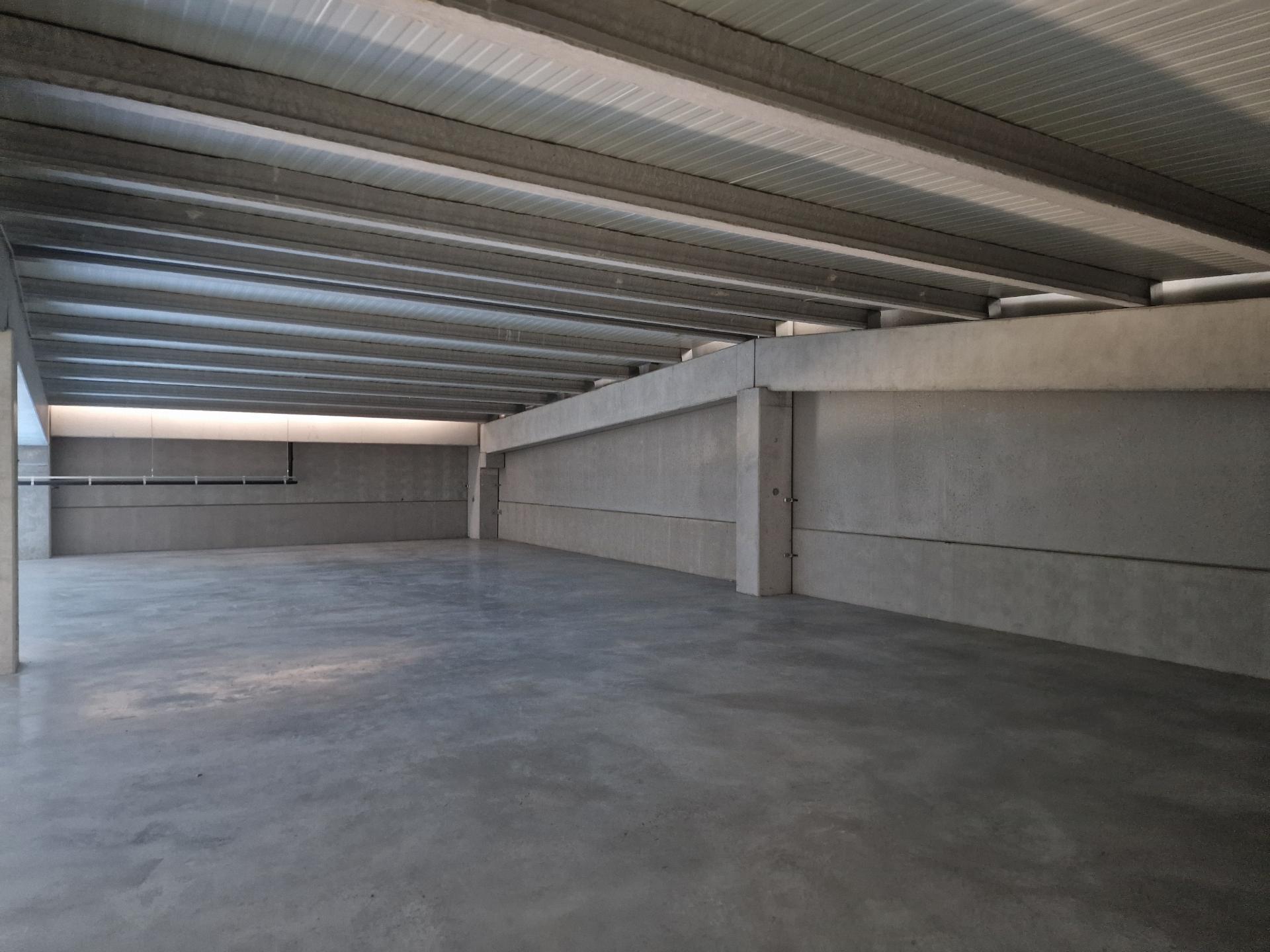 Armazém novo de 930 m2, com cais junto à Zona Industrial de Vila Real