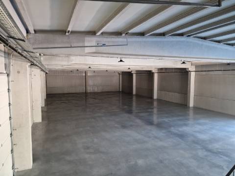 Armazém novo de 930 m2, com cais junto à Zona Industrial de Vila Real