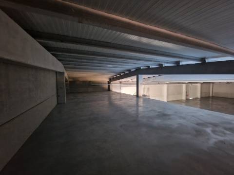 Armazém novo de 930 m2, com cais junto à Zona Industrial de Vila Real