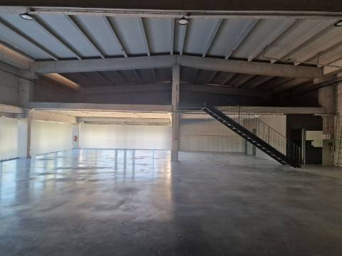 Armazém novo de 930 m2, com cais junto à Zona Industrial de Vila Real