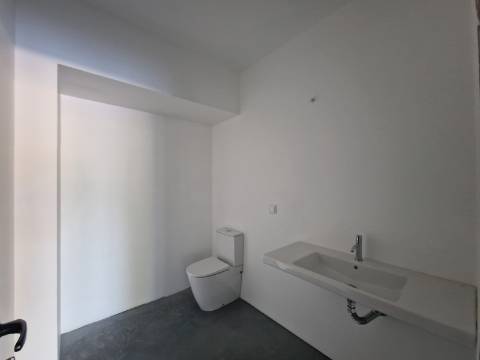 Armazém novo de 930 m2, com cais junto à Zona Industrial de Vila Real