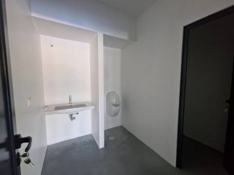 Armazém novo de 930 m2, com cais junto à Zona Industrial de Vila Real