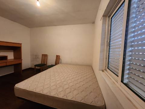 Moradia T2+1 de Cave e Rés do Chão na Raia, Mateus, Vila Real