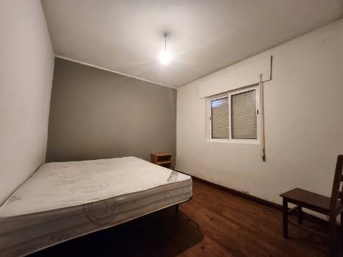 Moradia T2+1 de Cave e Rés do Chão na Raia, Mateus, Vila Real