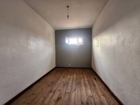 Moradia T2+1 de Cave e Rés do Chão na Raia, Mateus, Vila Real