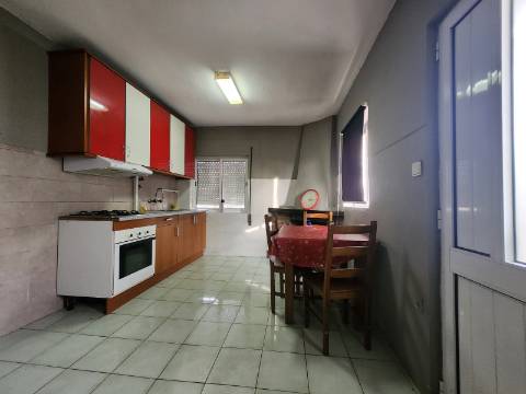 Moradia T2+1 de Cave e Rés do Chão na Raia, Mateus, Vila Real