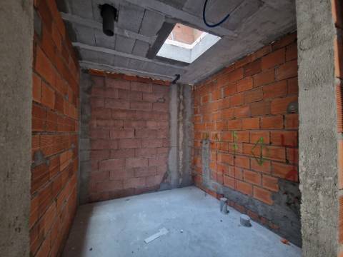 Venda em Estrutura de Moradia T3 no centro de Alijó