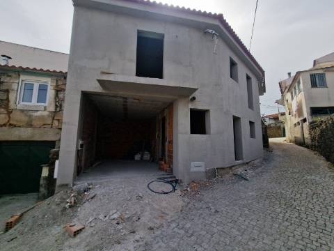 Venda em Estrutura de Moradia T3 no centro de Alijó