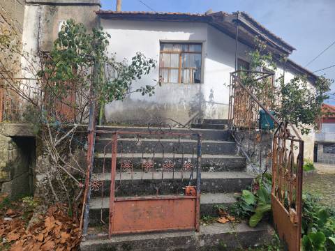 Moradia em Pedra para Reconstrução no Centro de Justes, Vila Real