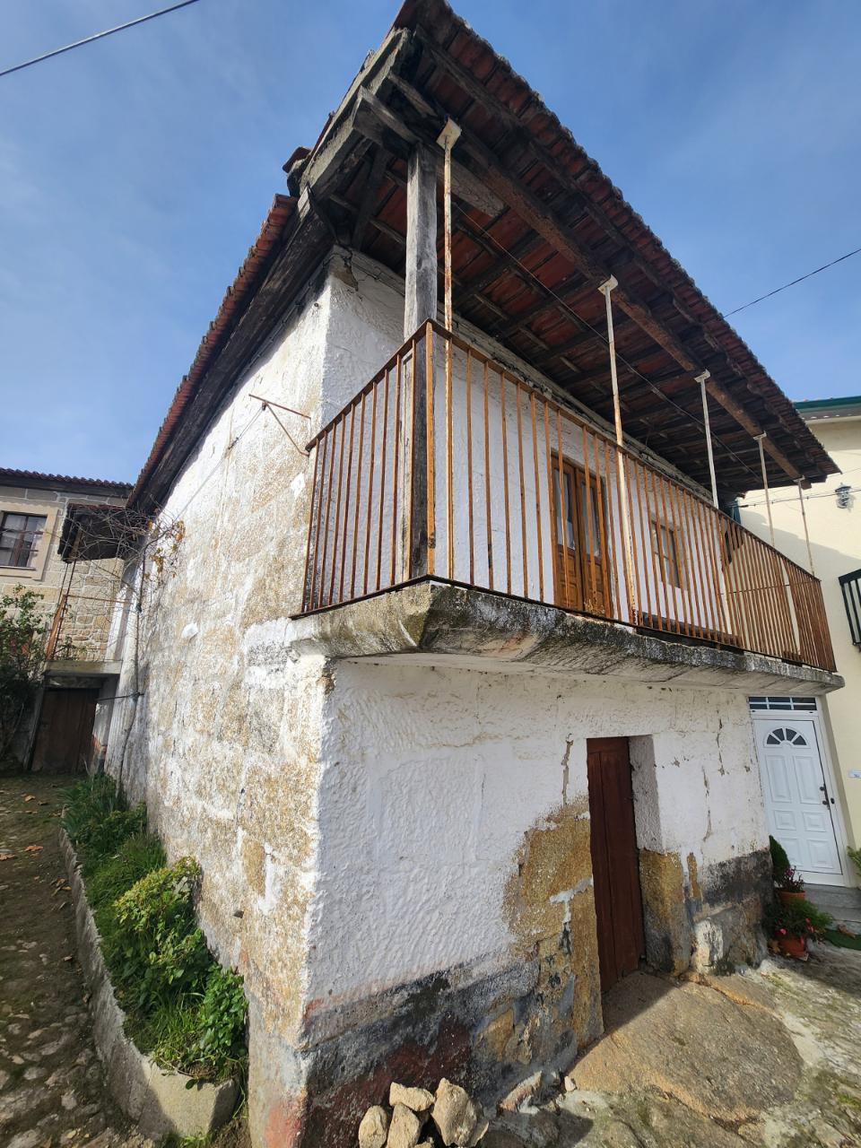 Moradia em Pedra para Reconstrução no Centro de Justes, Vila Real