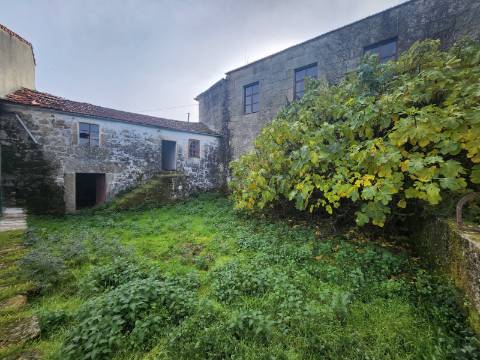 Moradia em Pedra para Reconstrução no Centro de Justes, Vila Real