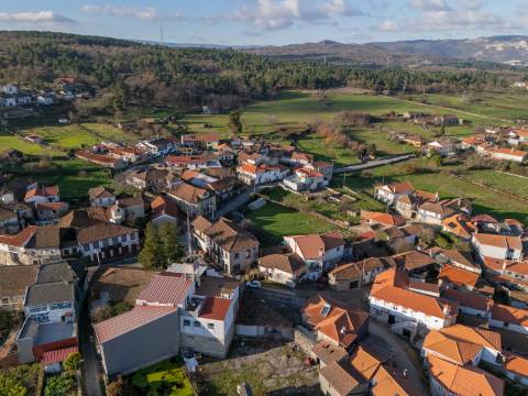 Moradia em Pedra para Reconstrução no Centro de Justes, Vila Real