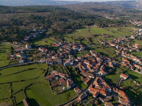 Moradia em Pedra para Reconstrução no Centro de Justes, Vila Real