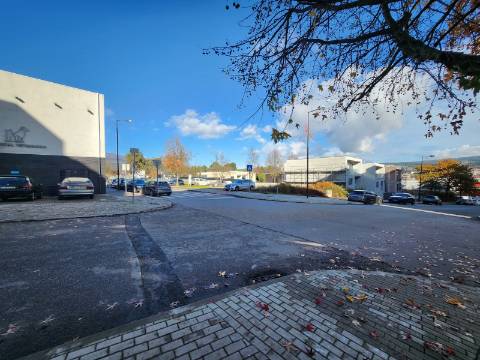 Lote em Vila Real com Projeto Aprovado para Moradia T4