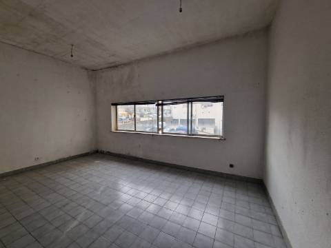 Loja junto ao Terminal Rodoviário de Vila Real