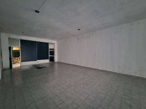 Loja junto ao Terminal Rodoviário de Vila Real