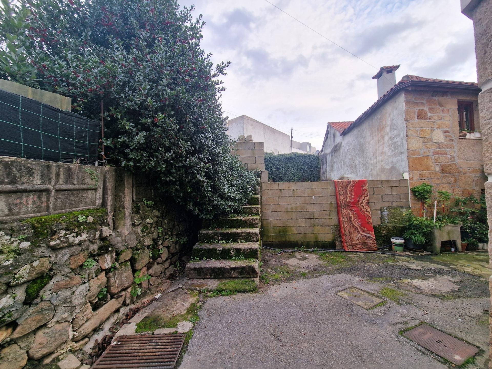 Duas ruinas ao Restaurante 'A Viúva', em Vila Real