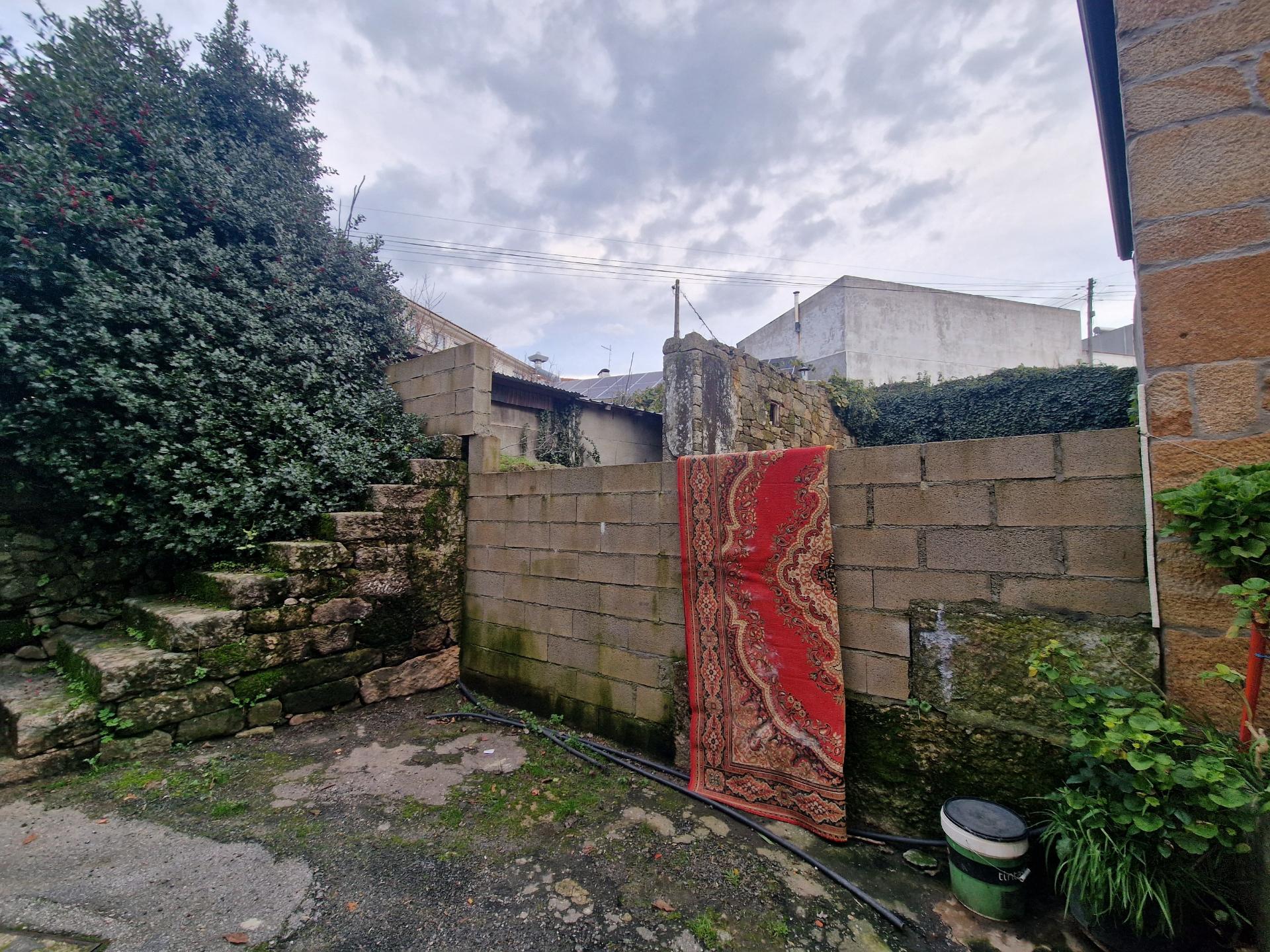 Duas ruinas ao Restaurante 'A Viúva', em Vila Real