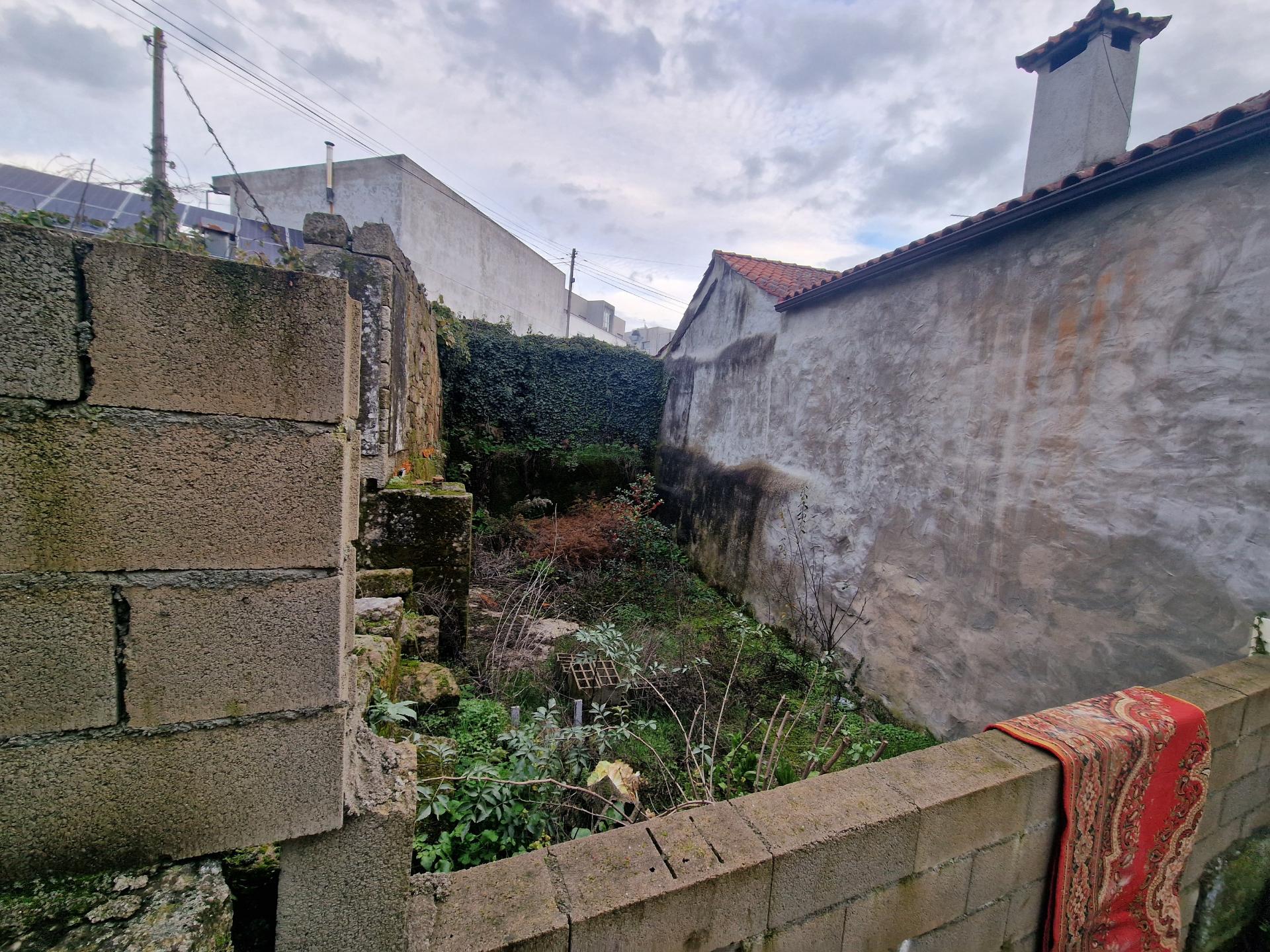 Duas ruinas ao Restaurante 'A Viúva', em Vila Real