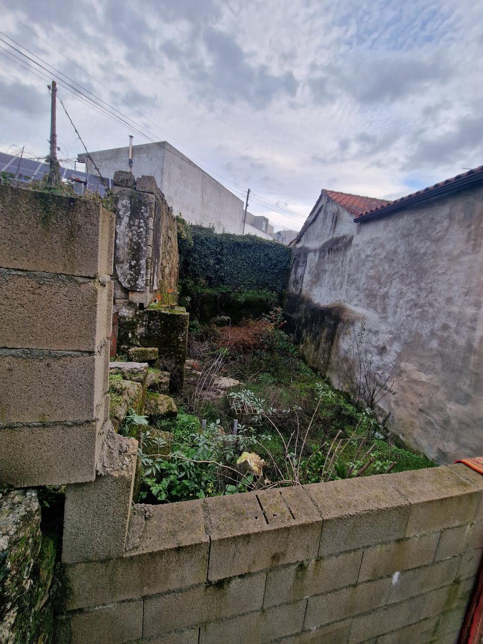 Duas ruinas ao Restaurante 'A Viúva', em Vila Real