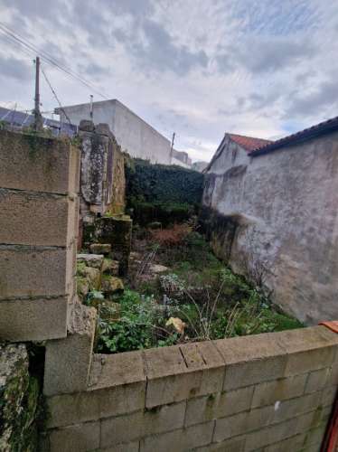 Duas ruinas ao Restaurante 'A Viúva', em Vila Real