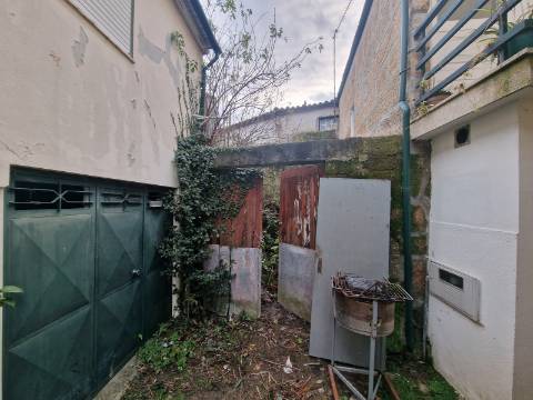 Duas ruinas ao Restaurante 'A Viúva', em Vila Real