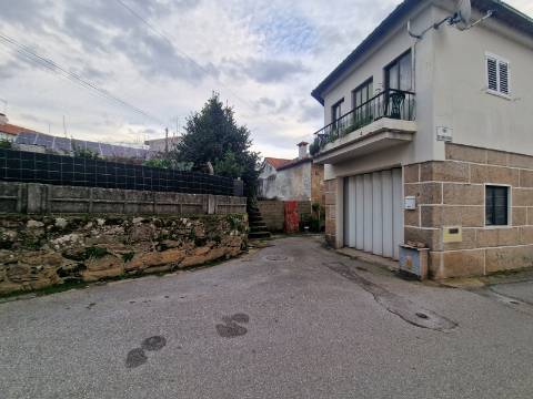 Duas ruinas ao Restaurante 'A Viúva', em Vila Real