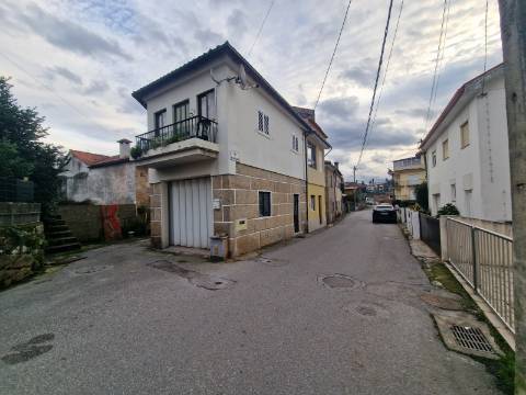 Duas ruinas ao Restaurante 'A Viúva', em Vila Real