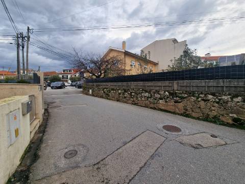 Duas ruinas ao Restaurante 'A Viúva', em Vila Real