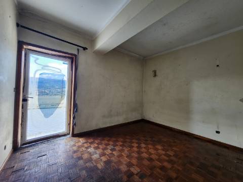 T2 com 114 m2 e Terraço de 140 m2 em Montezelos, Vila Real