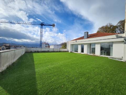 Andar de Moradia T5 com Terraço e Quintal no Centro de Vila Real